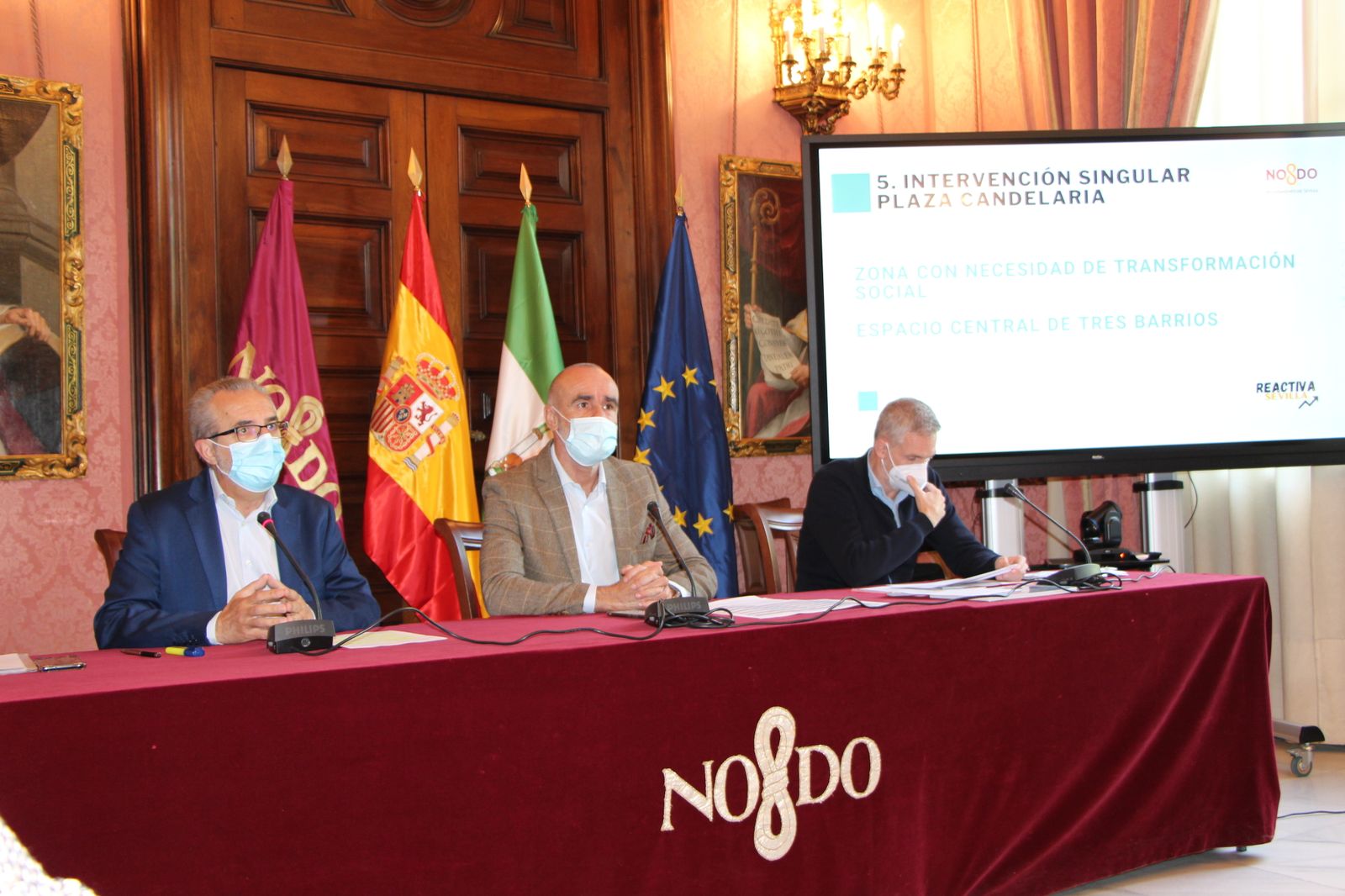 Los ediles Flores y Muñoz durante la rueda de prensa sobre inversiones en los barrios.