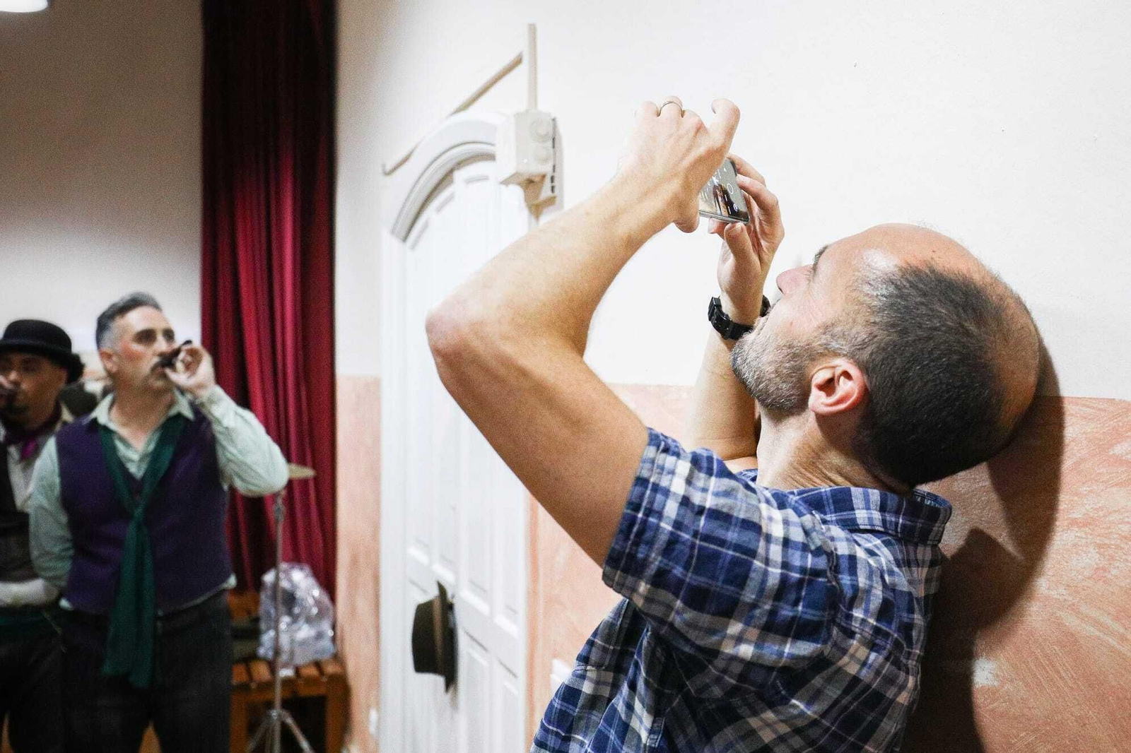 Fran Quintana inmortaliza a su comparsa en los camerinos del teatro.