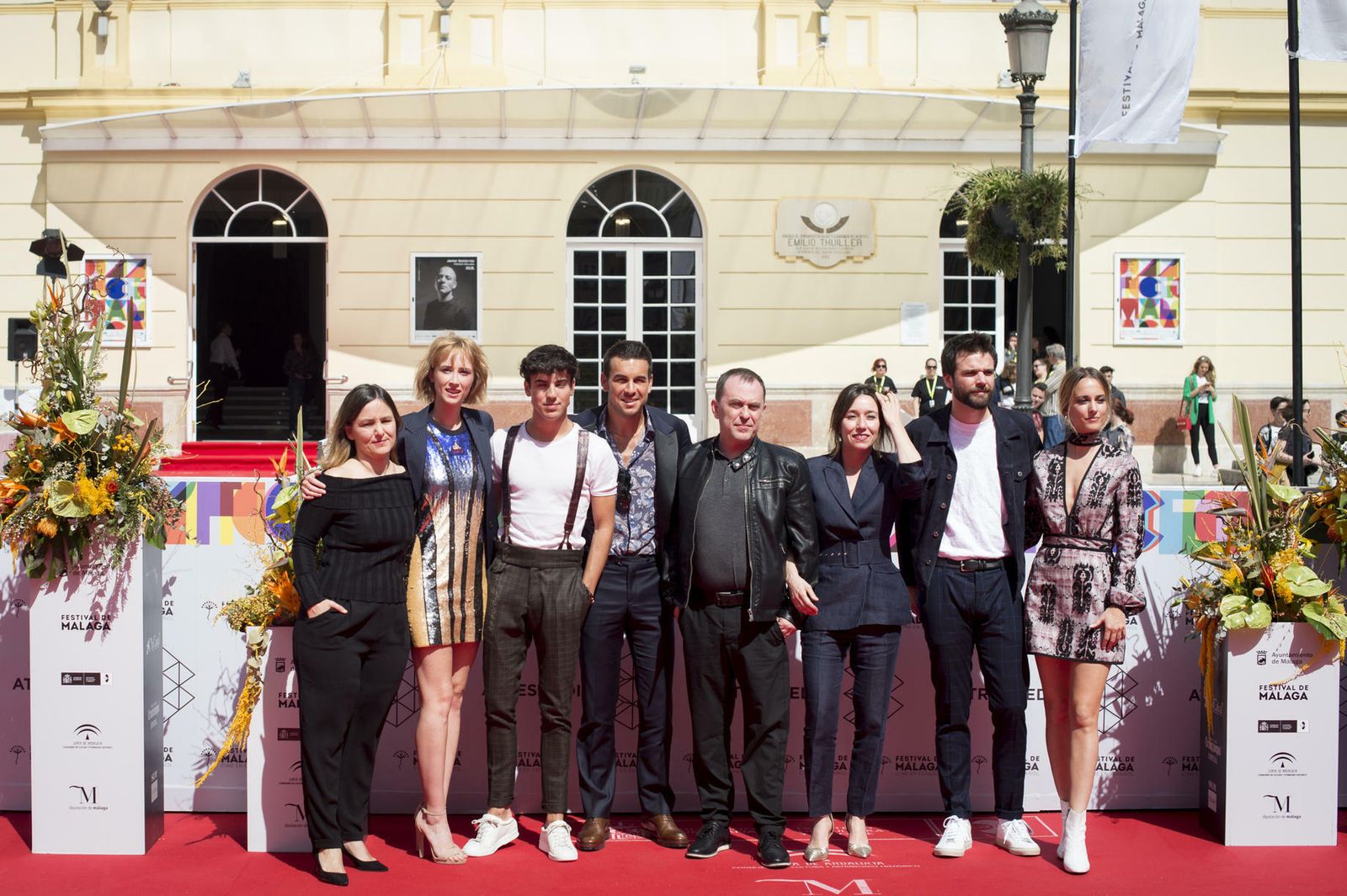 El equipo de 'Instinto', frente al Teatro Cervantes.