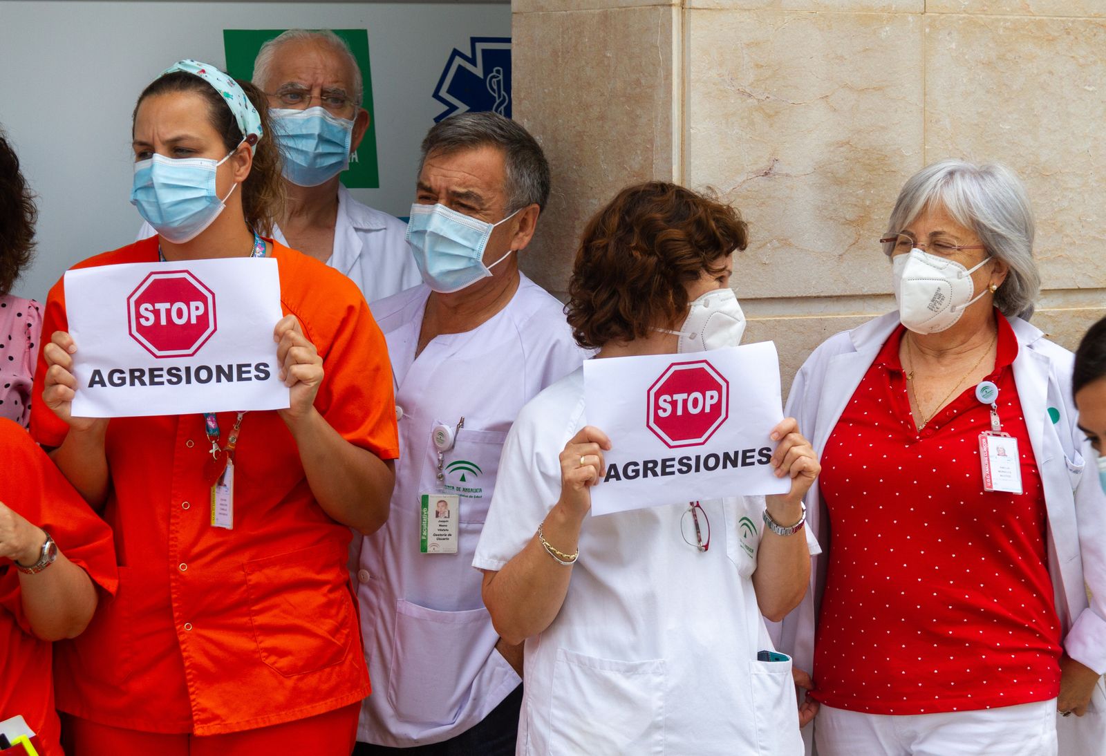 Sanitarios de la Costa y la Alpujarra se concentran para protestar por las últimas agresiones sufridas