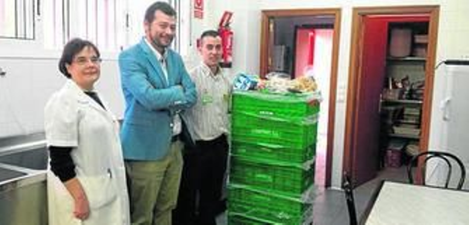 Entrega de alimentos de Mercadona en el comedor social.
