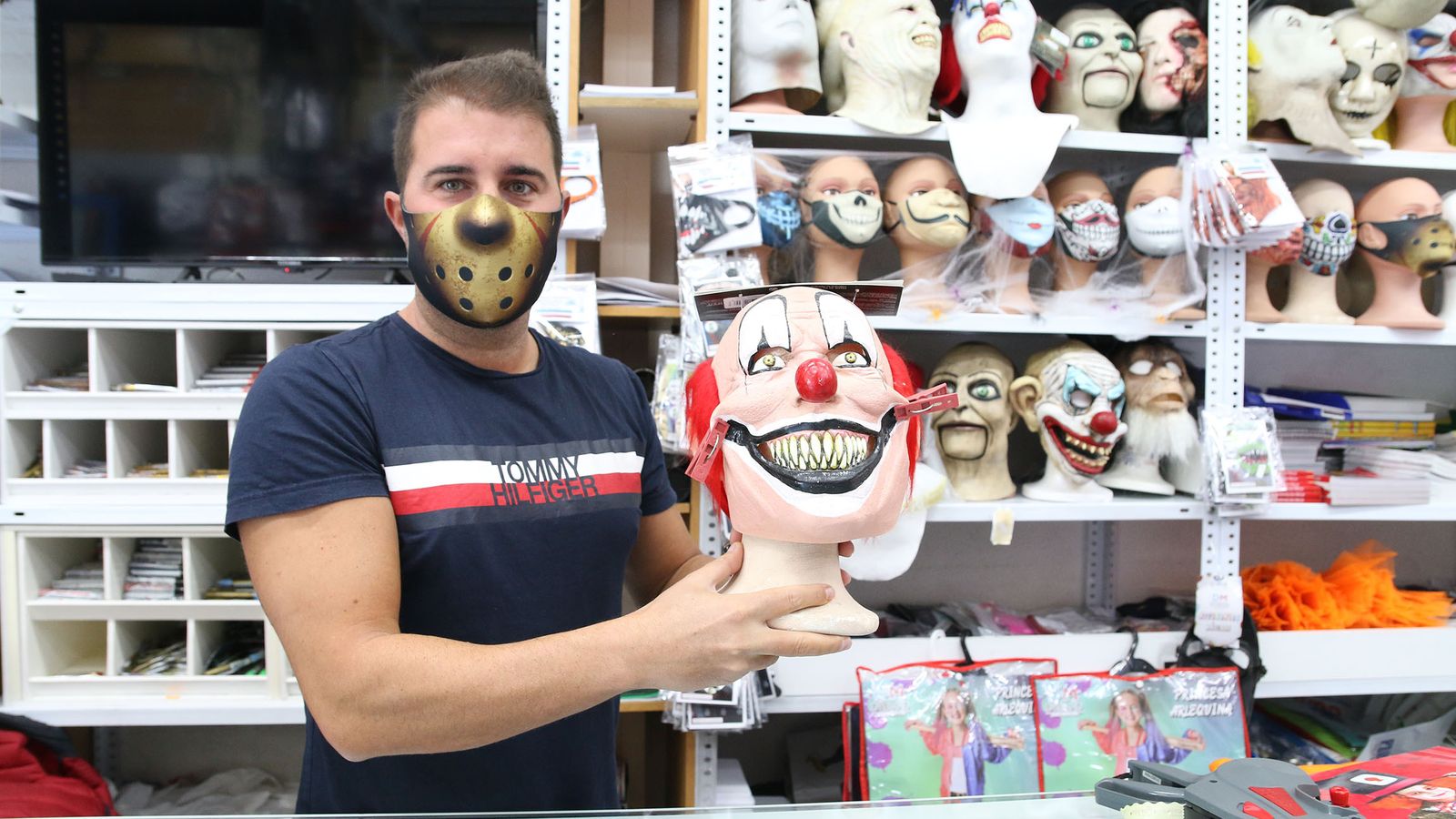 Máscaras en Publifiestas Conde en el Polígono La Celulosa