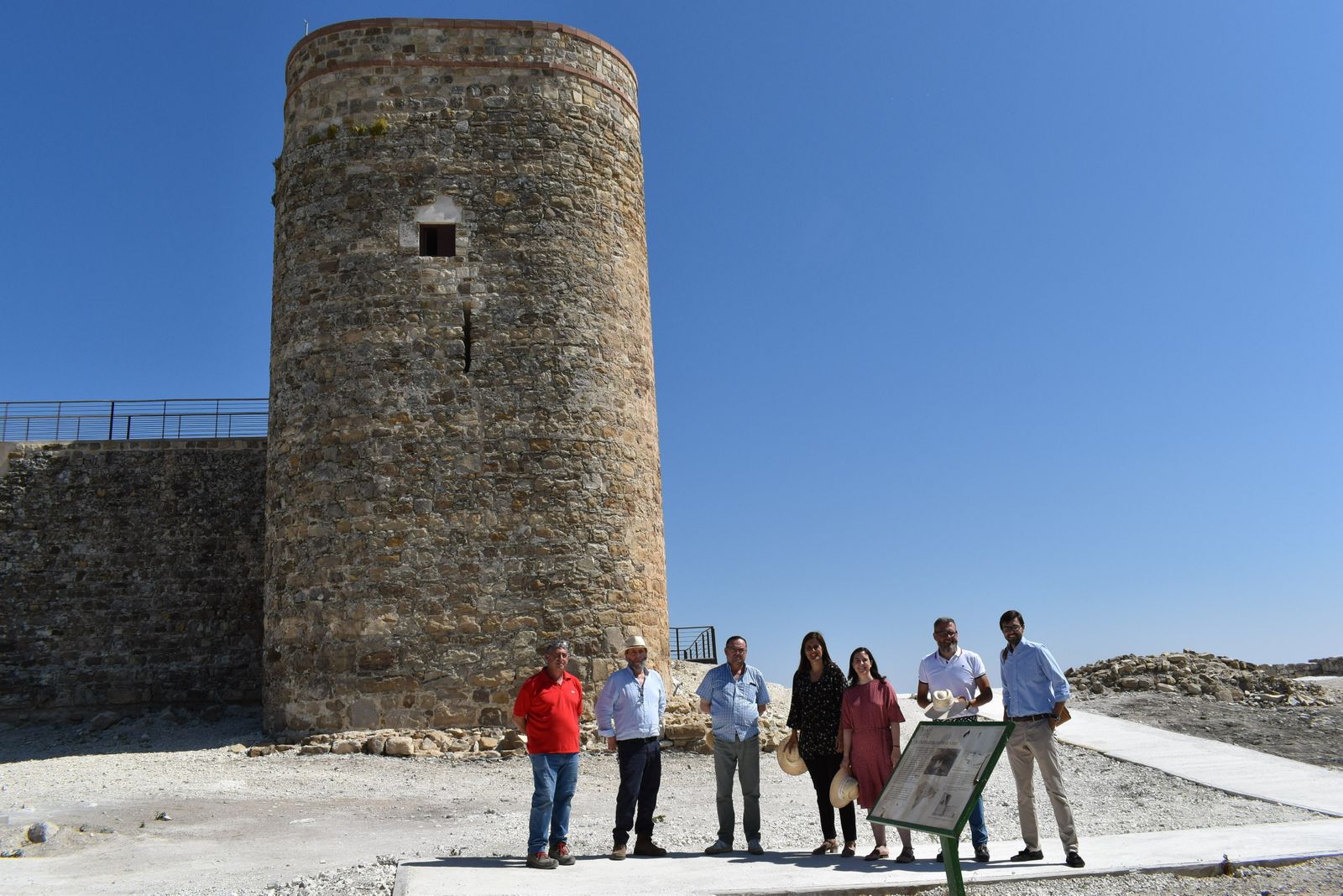 La delegada de Cultura, en el centro, durante su visita a Torreparedones.