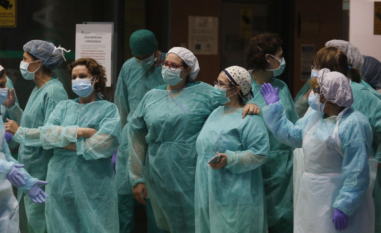 Los profesionales del Hospital Reina Sofía de Córdoba devuelven los aplausos de los cordobeses