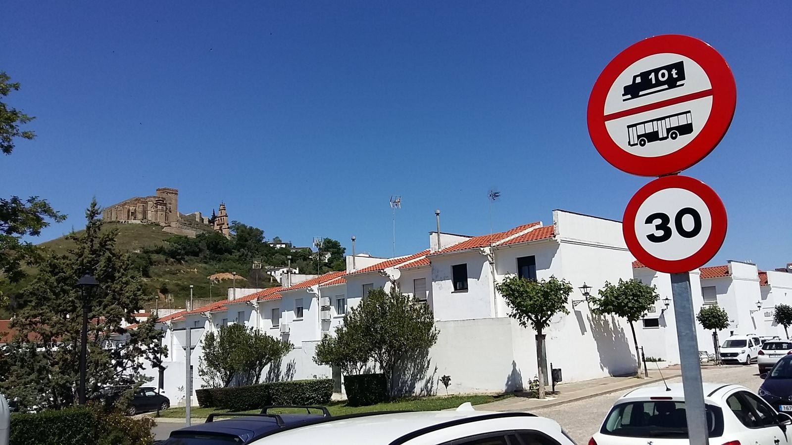 Una de las nuevas señales instalada en la localidad serrana.