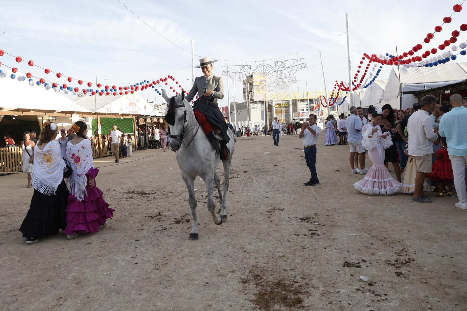 Búscate en las fotos del lunes en la Feria de Tarifa 2025
