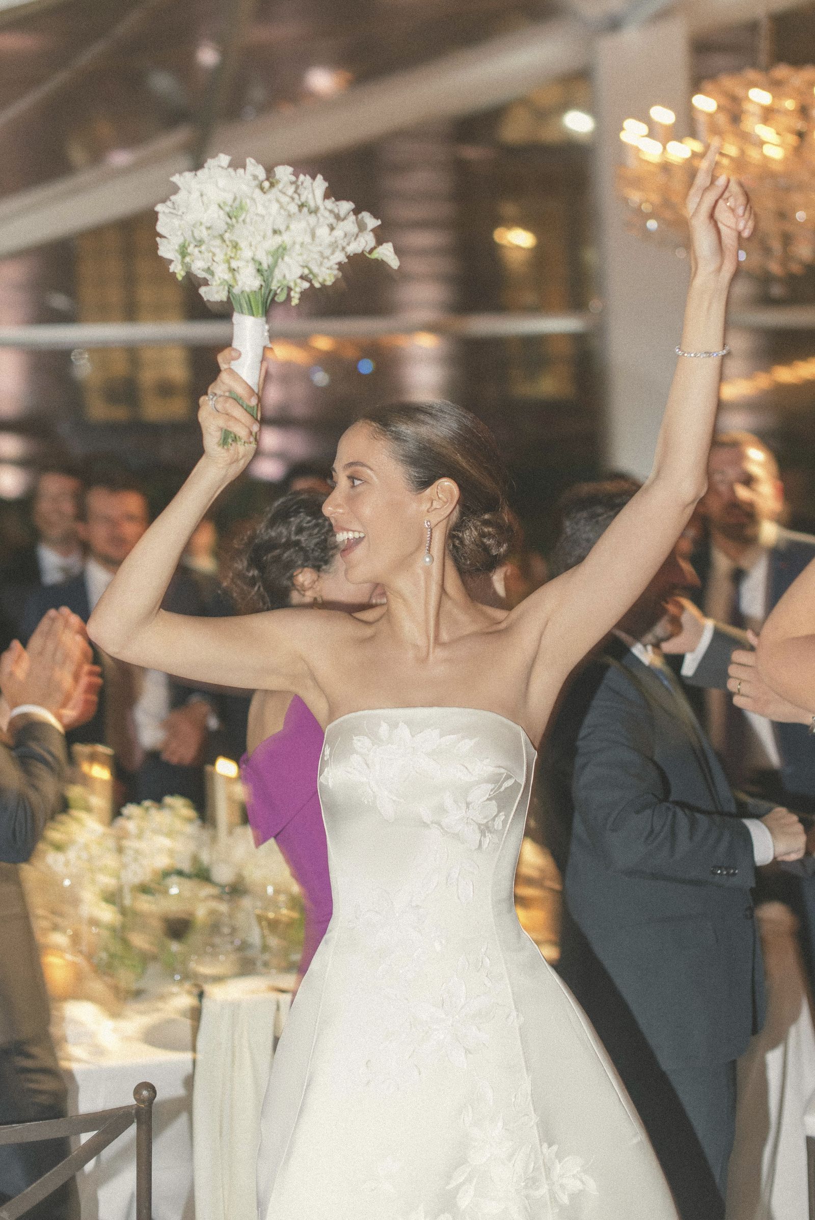 Anne-Marie Colling, esposa de Daniel Clará, lanza su ramo de novia