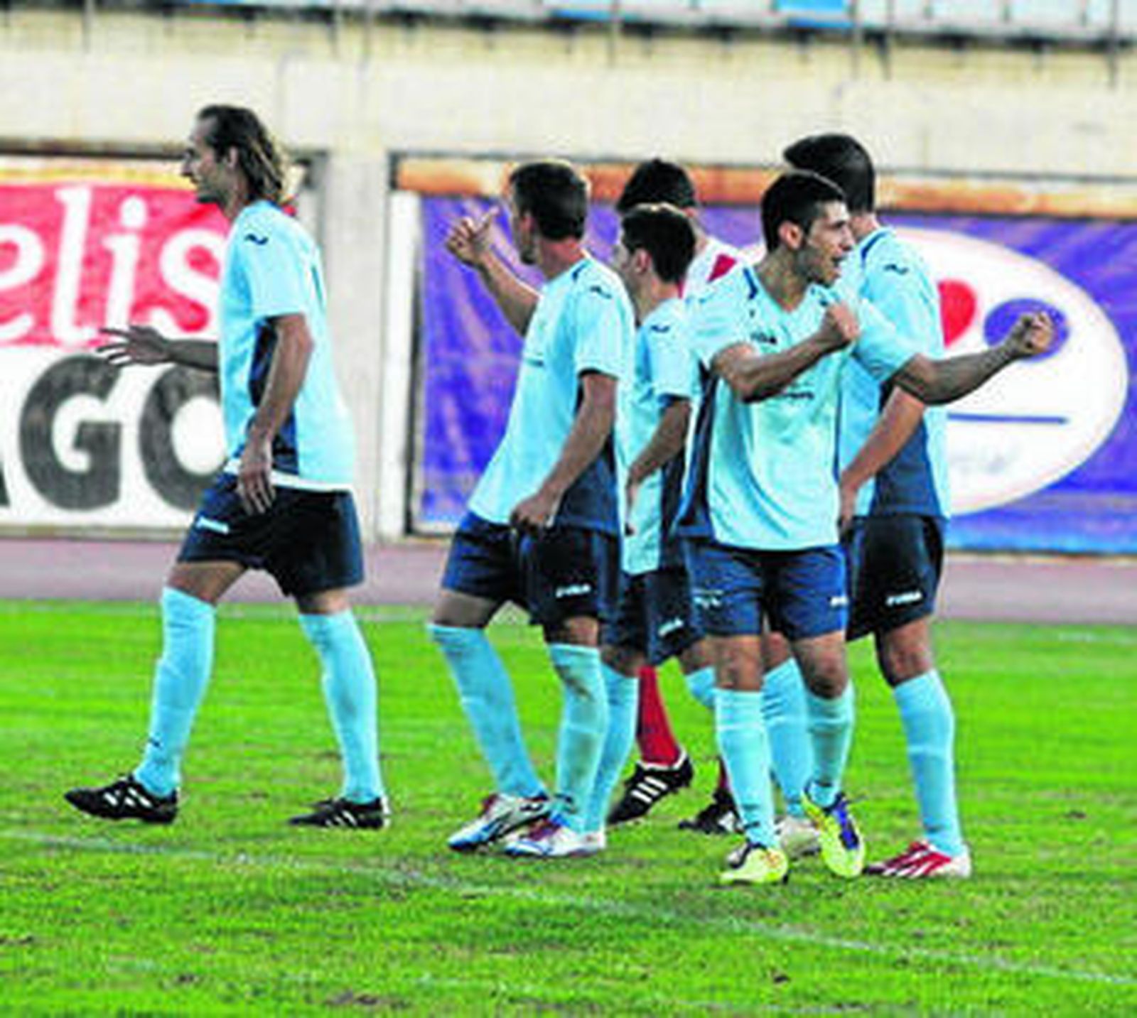 Radu, ya exjugador celeste, celebra un gol hacia la grada.