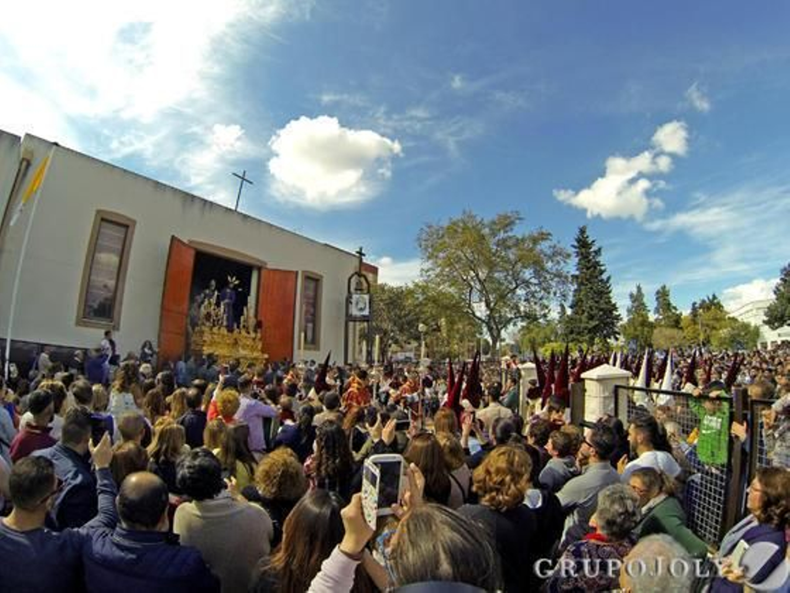 Imagen del momento en que Nuestro Padre Jesús del Gran Poder se encuentra con su numeroso pueblo de La Granja.  Foto: Manuel Aranda
