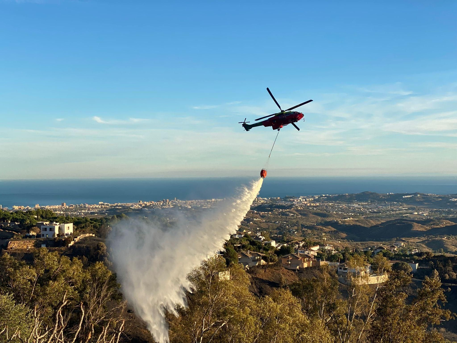 Un medio aéreo sofocando el incendio de Valtocado.