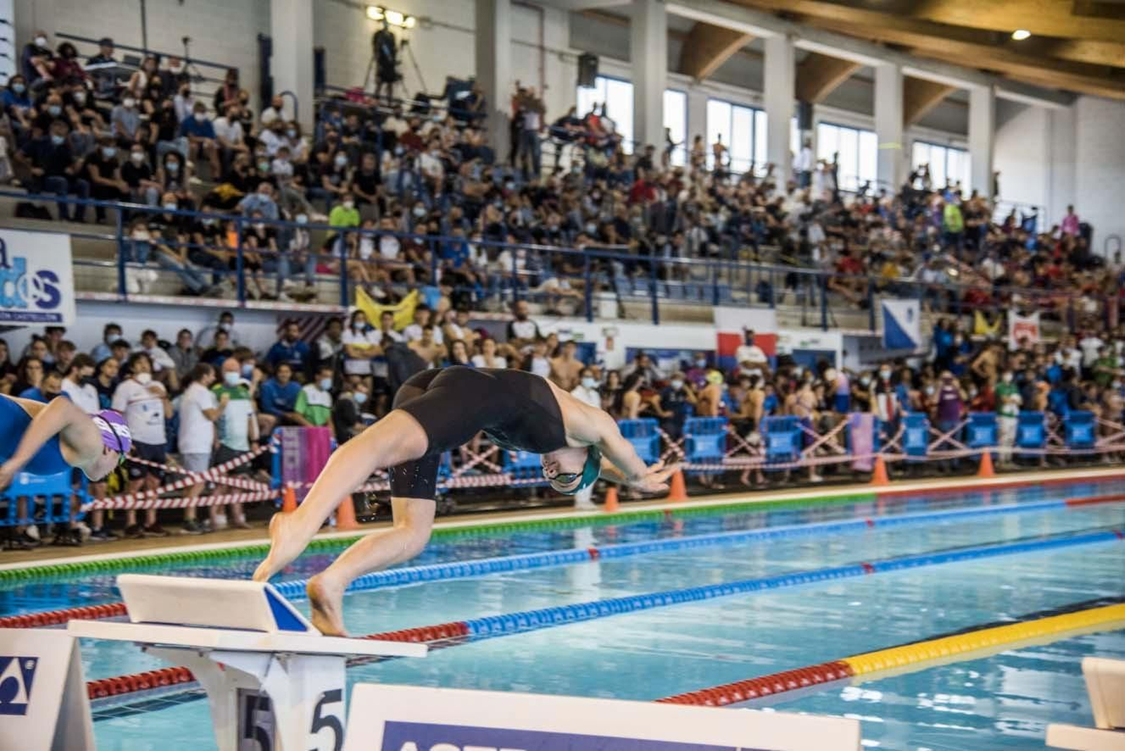 Un nadador en la piscina Virgen del Carmen, en Torremolinos. Un nadador en la piscina Virgen del Carmen, en Torremolinos.