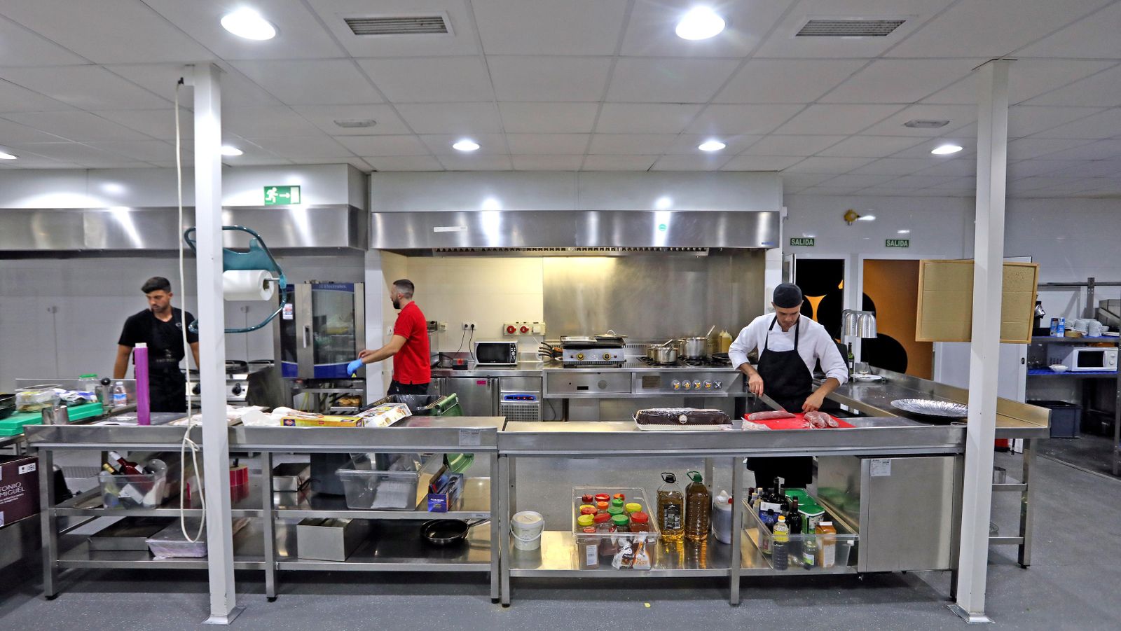 Una panorámica de las cocinas donde, a partir de hoy, cocinarán cuatro chefs con estrellas Michelin.