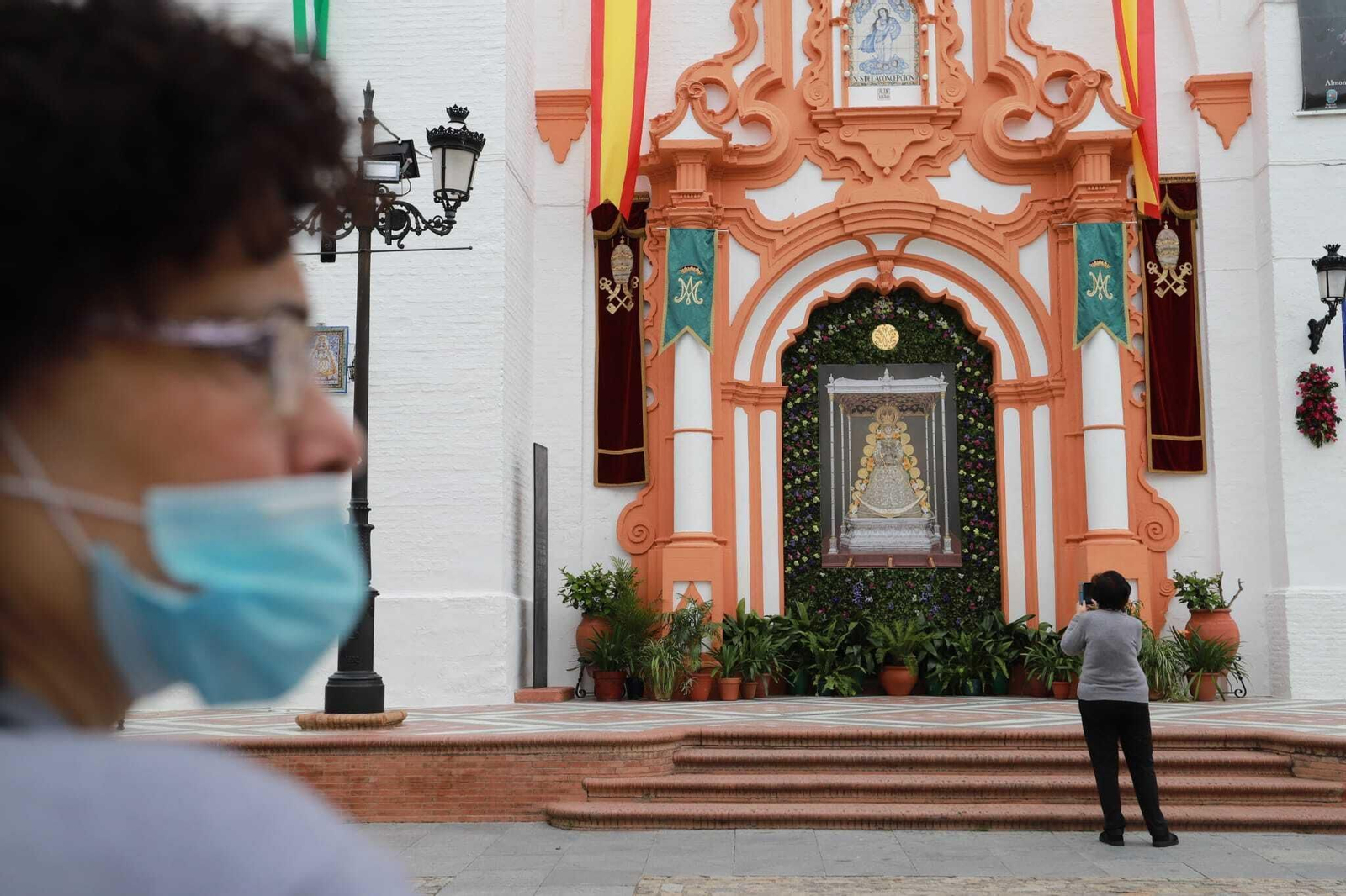 Así vive Almonte una jornada especial sin procesión de la Virgen del Rocío