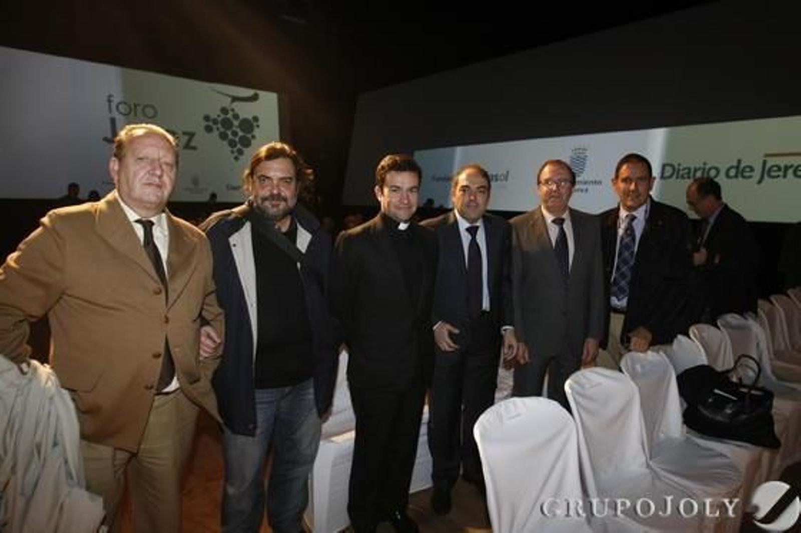 Los consejeros de Diario de Jerez Rafael Padilla y Manuel Ángel González Fustegueras; el sacerdote Miguel Ángel Montero; el presidente de ATA, Lorenzo Amor; el director de la CEC en Jerez, Juan Nuñez; y el presidente de la Federación Provincial de Comercio, Fernando García.

Foto: Pascual · Vanesa Lobo