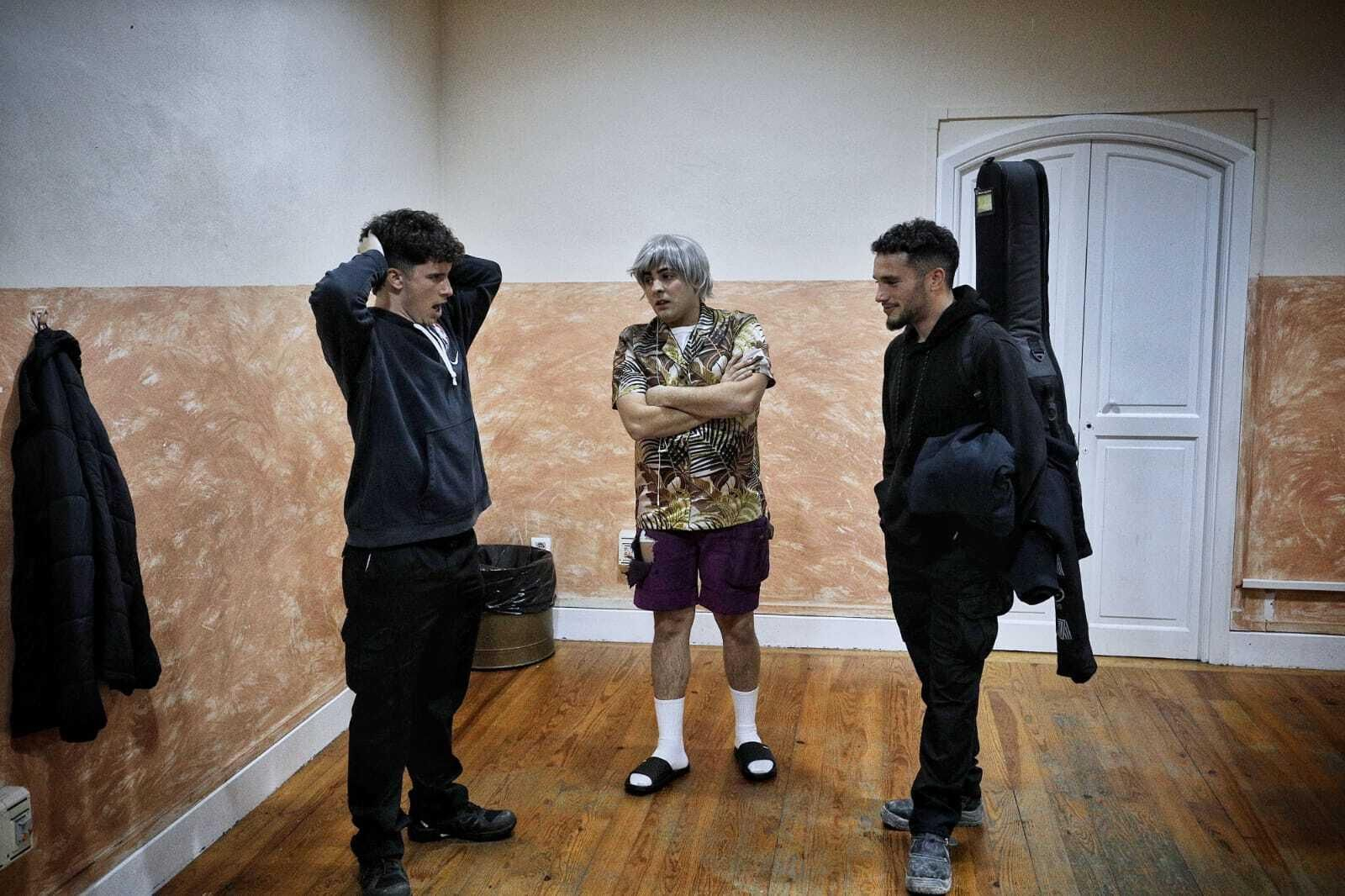 Chirigota 'To me pasa a mí, los desgraciaítos' en los camerinos.