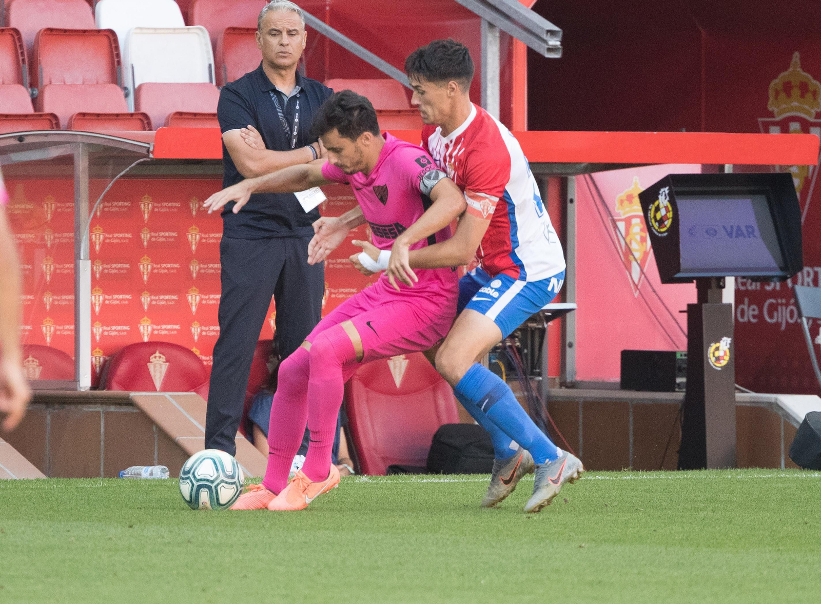 Pellicer, en la banda de El Molinón.