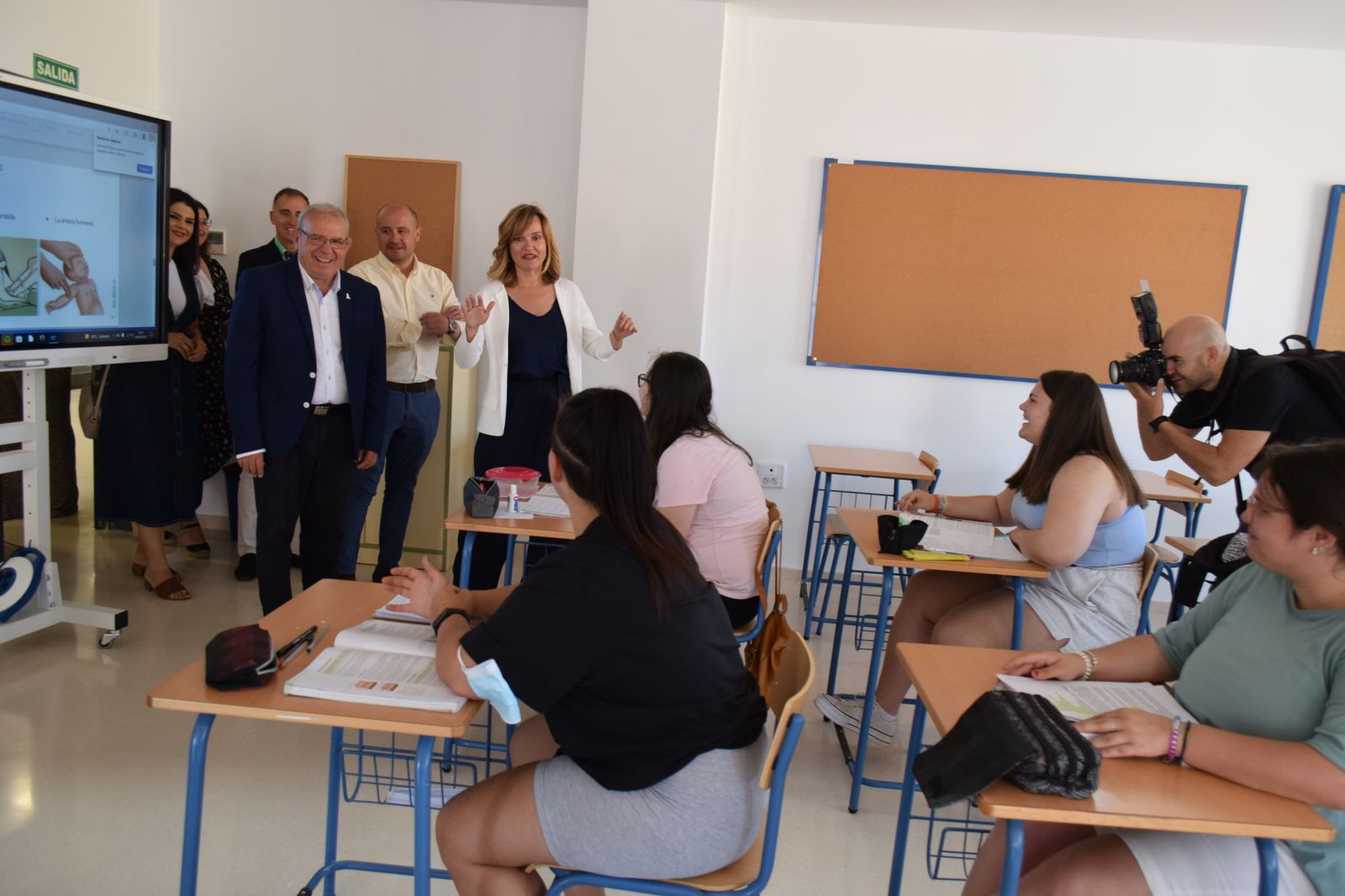 La ministra de Educación y el alcalde de Vícar durante su visita al Centro de Formación de La Gangosa.