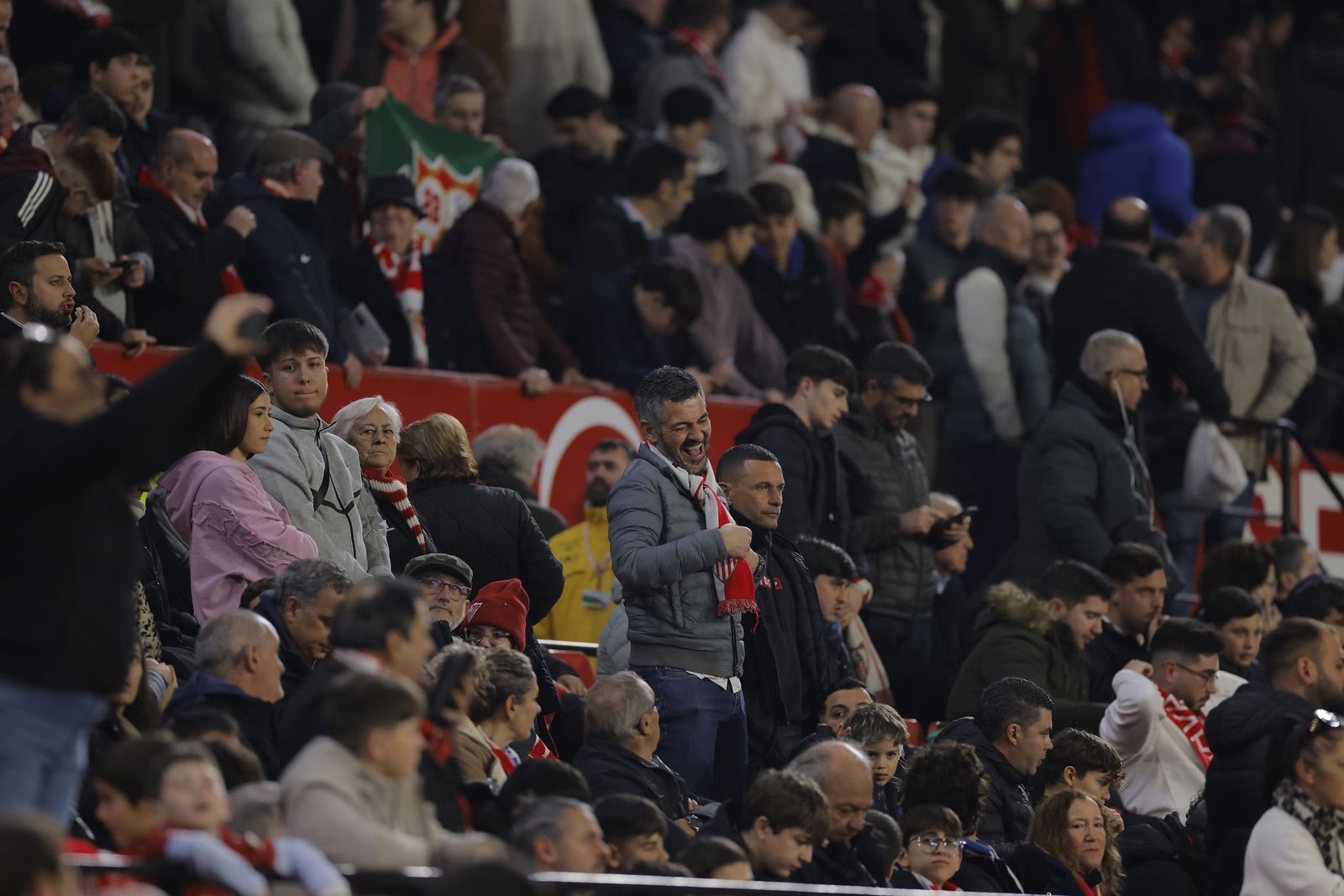 Búscate en las fotos del Sevilla - Celta