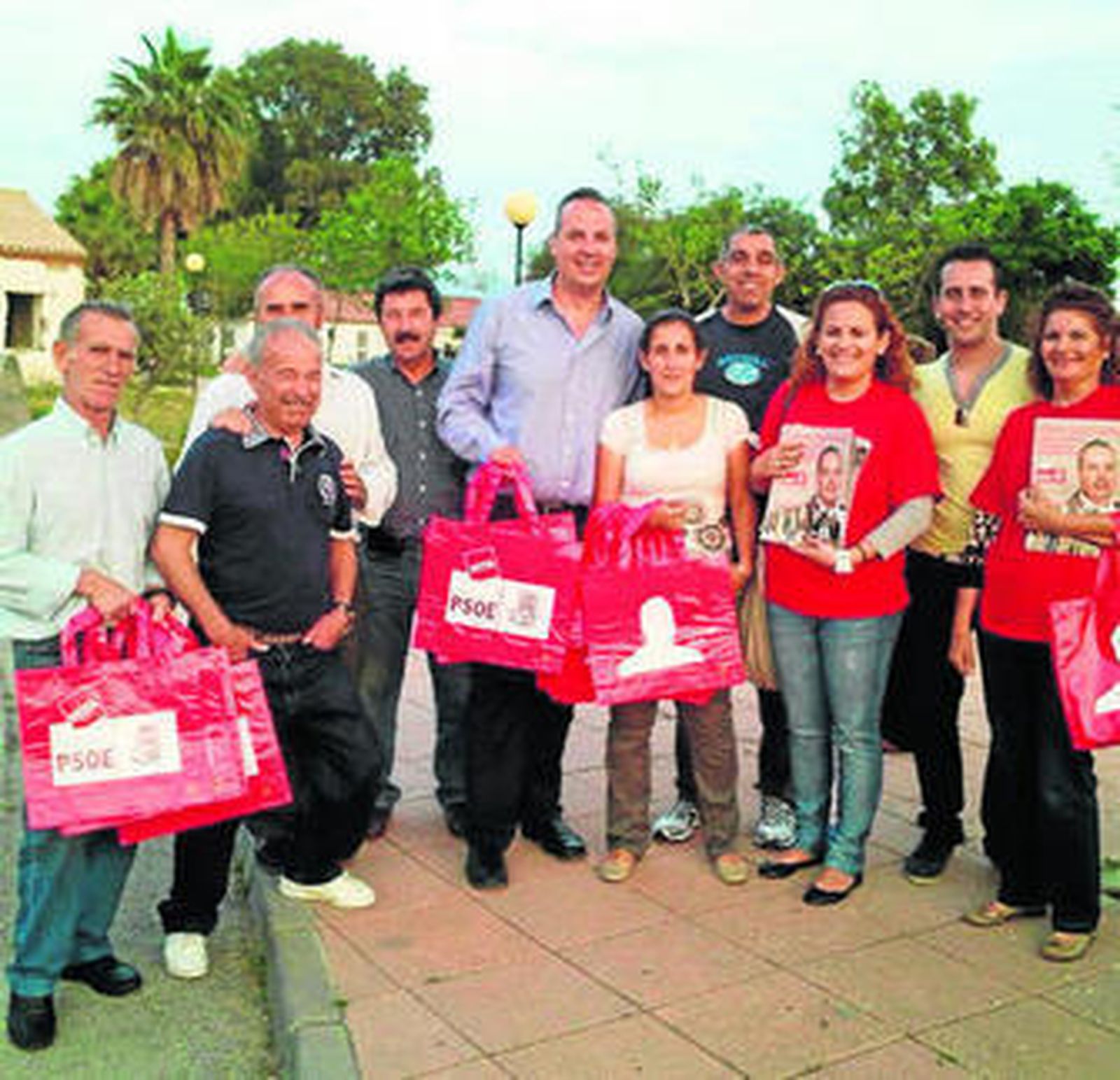Ruiz Boix reparte 'merchandising' con los vecinos de Guadarranque.