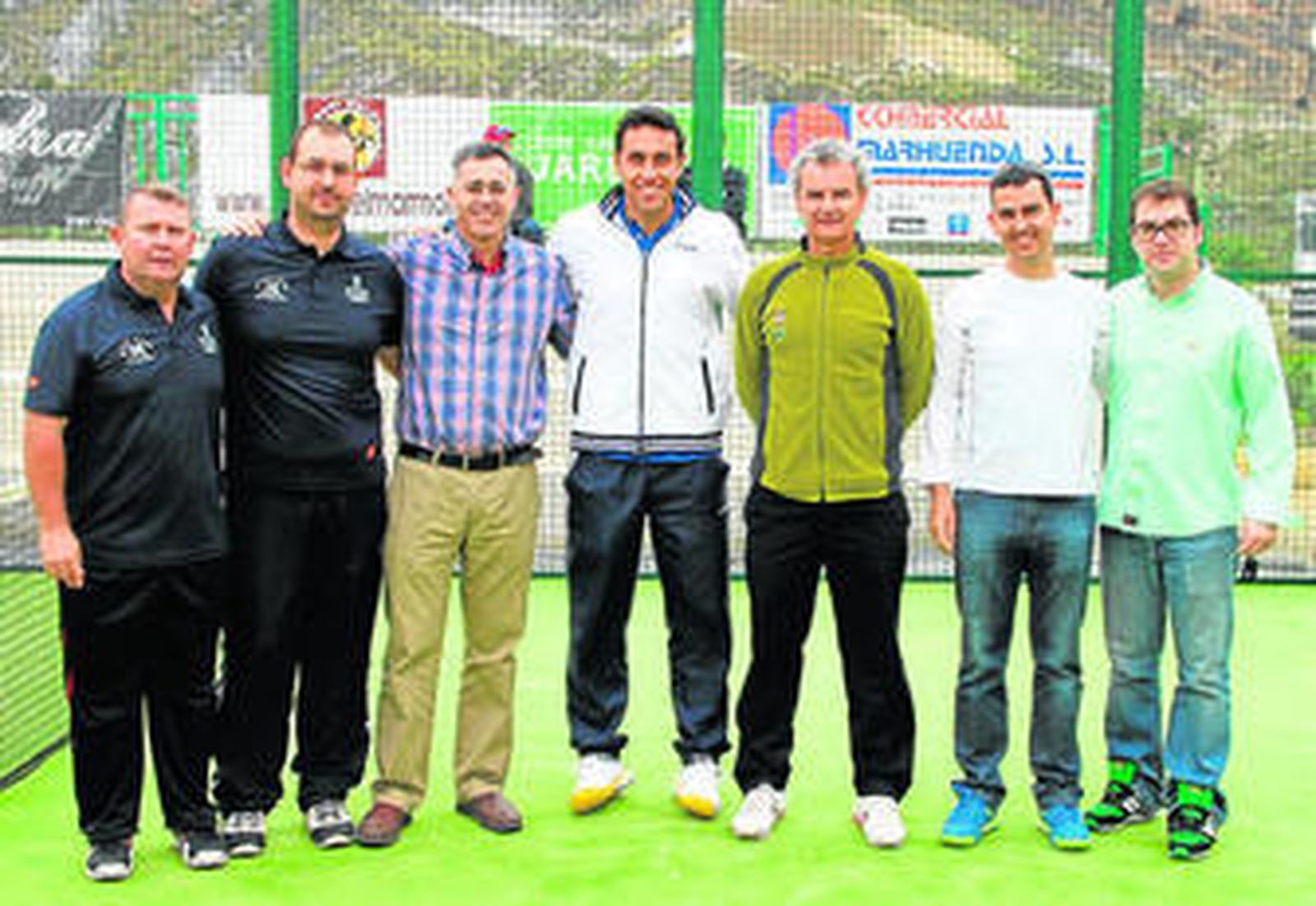 Poggi, junto al alcalde de Olula, Antonio M. Pascual, el concejal de deportes y organizadores del evento.