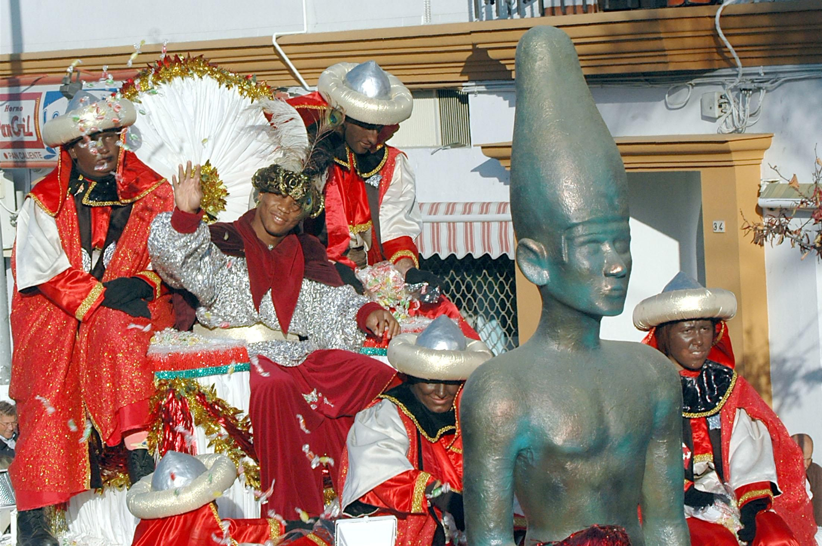 Ikechukwu Uche saluda a los niños y niñas de Huelva.