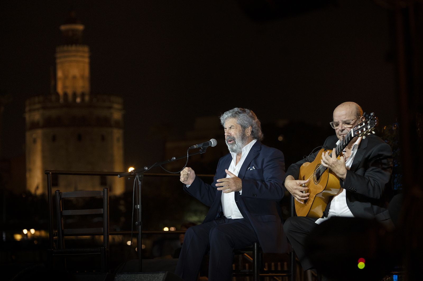 Guadiana al cante y Miguel Vargas a la guitarra con la Torre del Oro al fondo