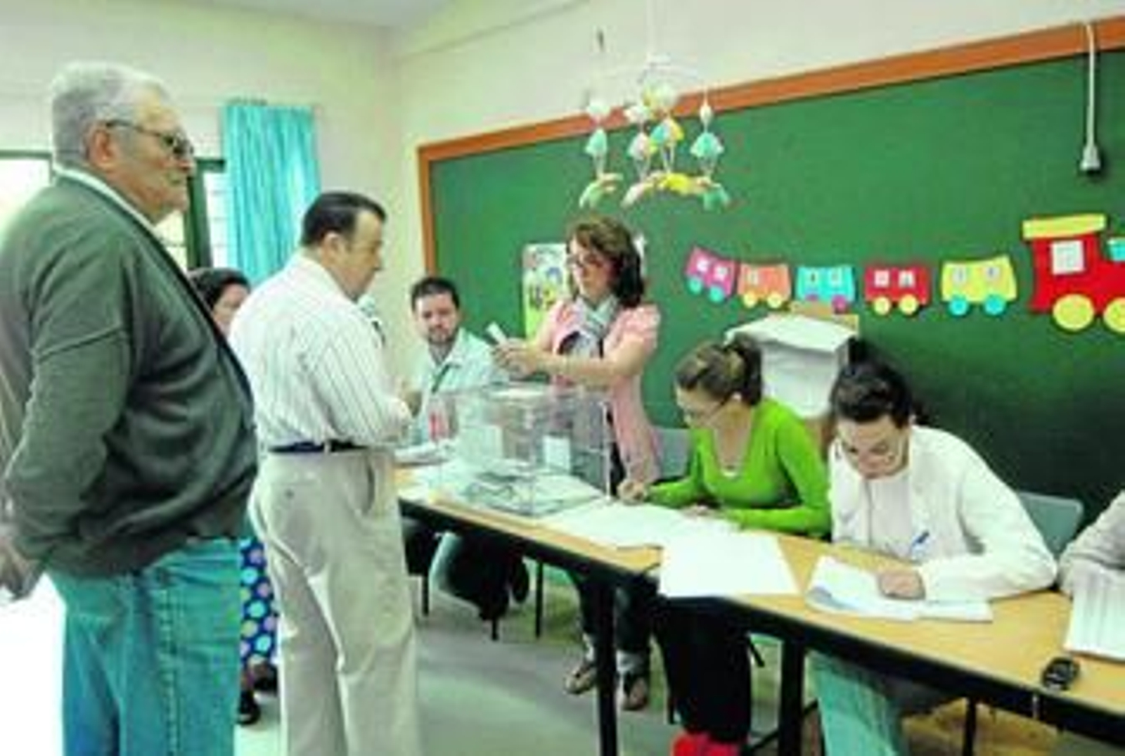 Ambiente electoral en una mesa del municipio de Almonte en las Municipales de mayo de 2007.