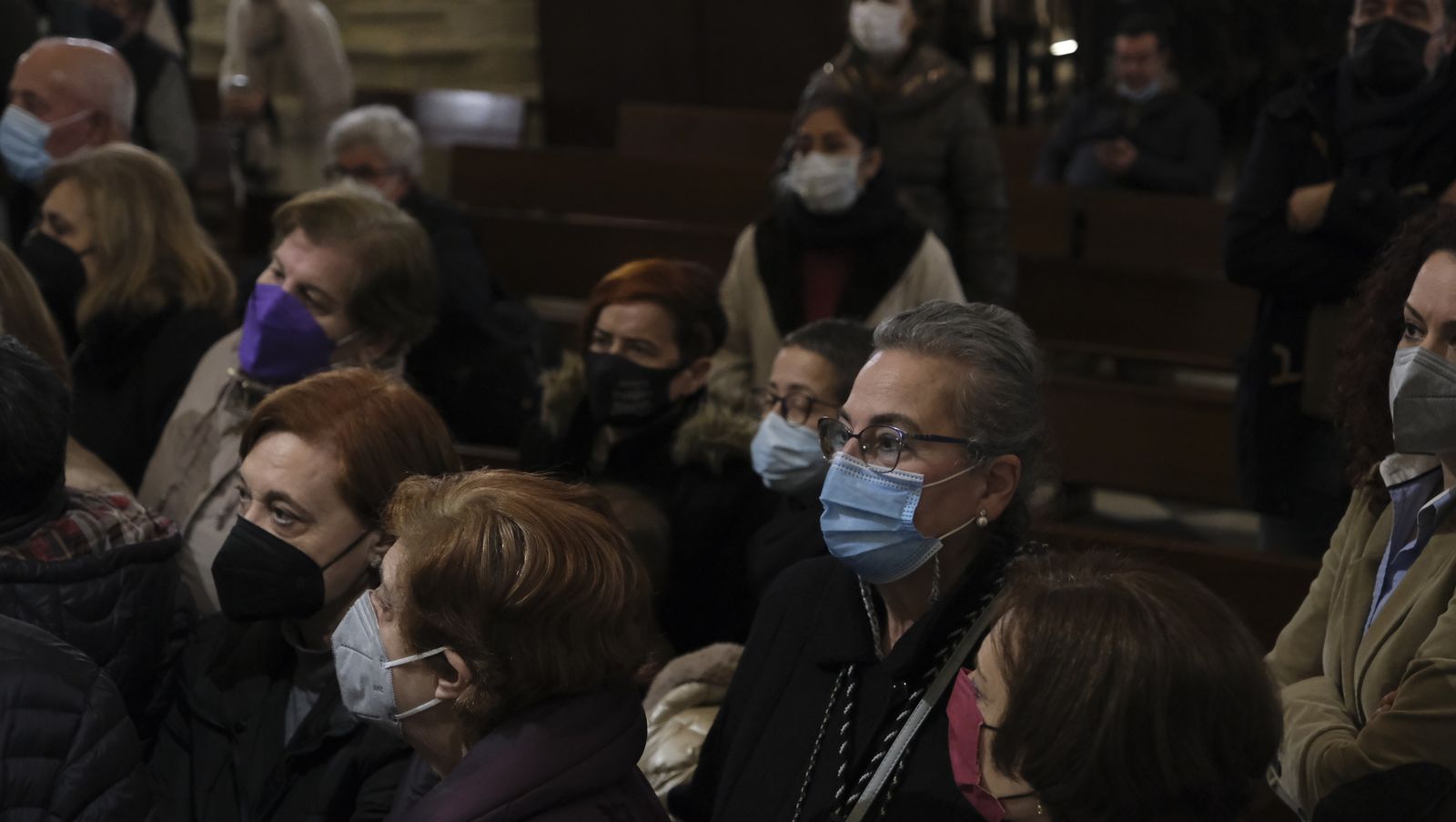 Procesión del Vía Crucis del Santo Cristo de la Escucha en Almería, en imágenes.