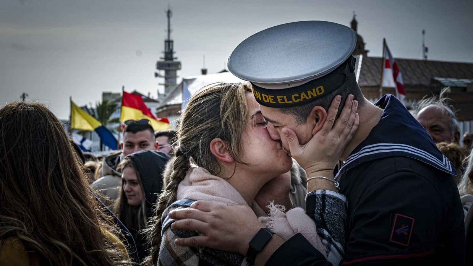 Salida del buque escuela J. S. de Elcano de los muelles de Cádiz para emprender su XCVI Crucero de Instrucción