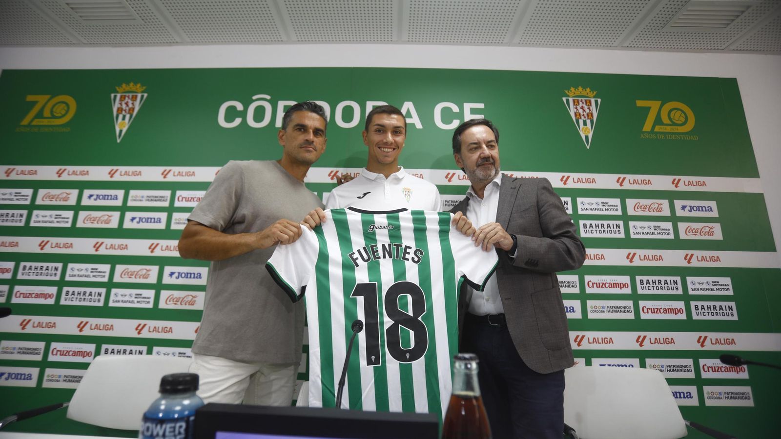 Adri Fuentes posa junto a Monterrubio y Juanito.