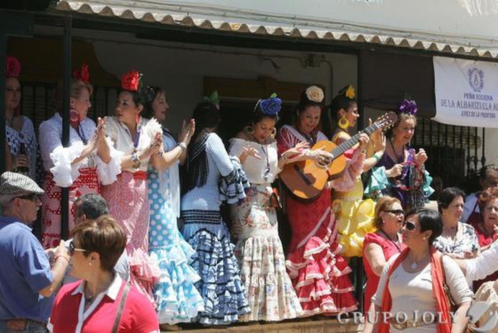 Un grupo de rocieras, cantando sevillanas tras haber llegado a 'su casa'

Foto: Pascual