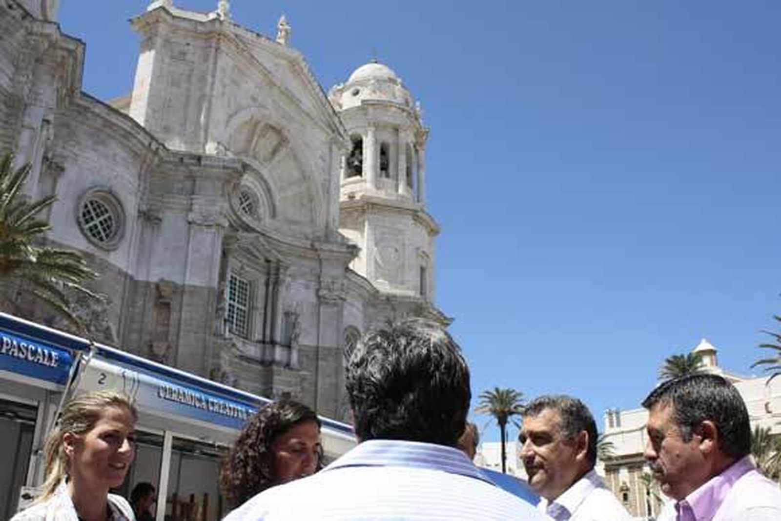 La Catedral despierta rodeada de ánforas, vasijas, botijos, útiles de cocina y macetas de barro  Foto: Almudena Torres