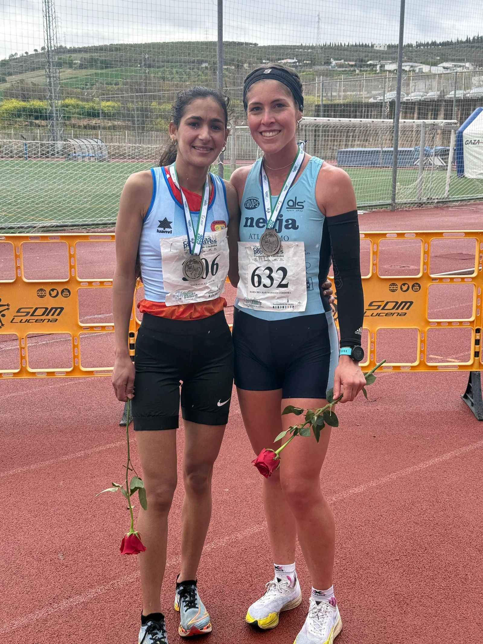 La ganadora Nauhalia El Gazouir posa con María del Mar Marqués.