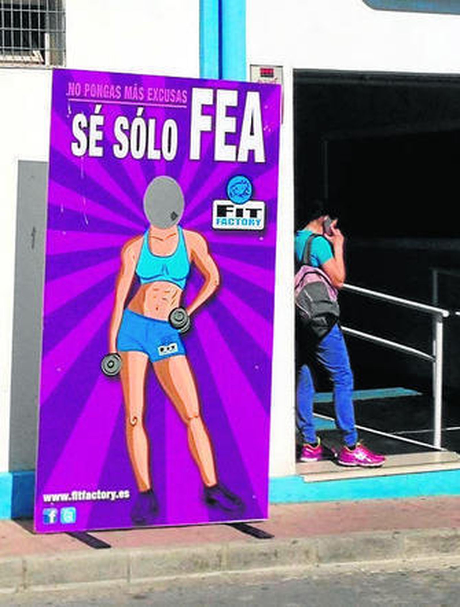 Cartel en el Fit Factory.