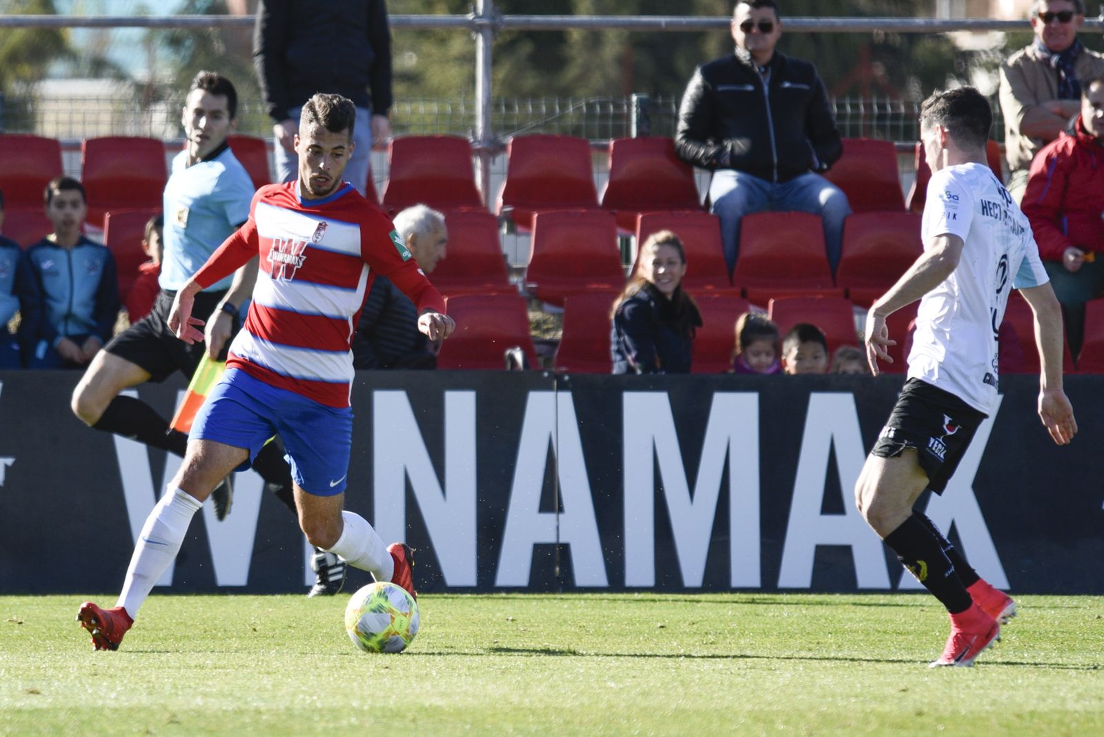 Rubén Sánchez encara a un defensor del Yeclano