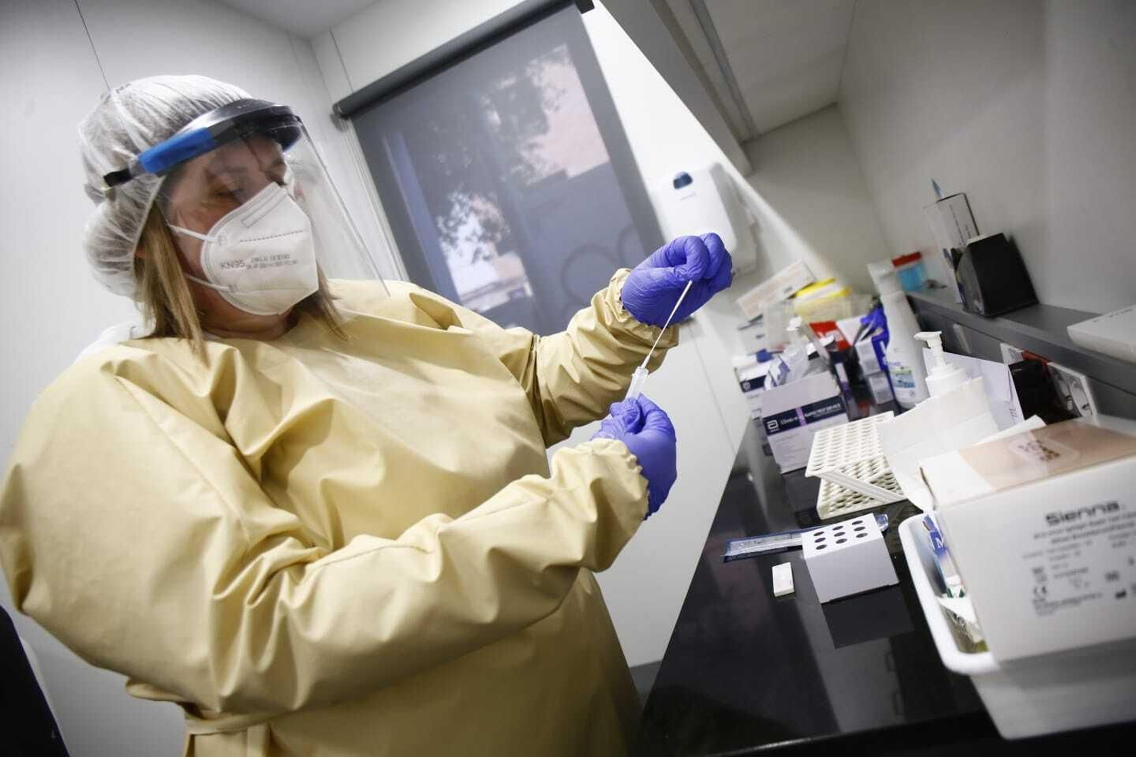 Una técnico realiza una prueba PCR en un laboratorio malagueño.
