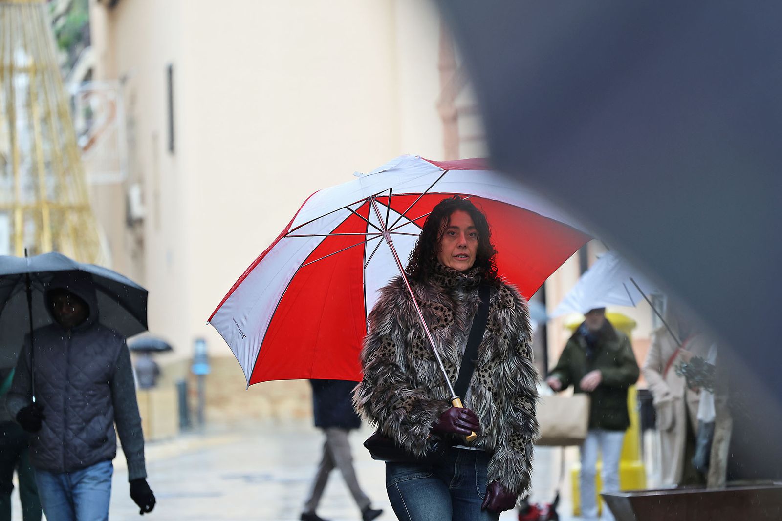 Las calles de la ciudad se inundan de paraguas en la invernal mañana de sábado