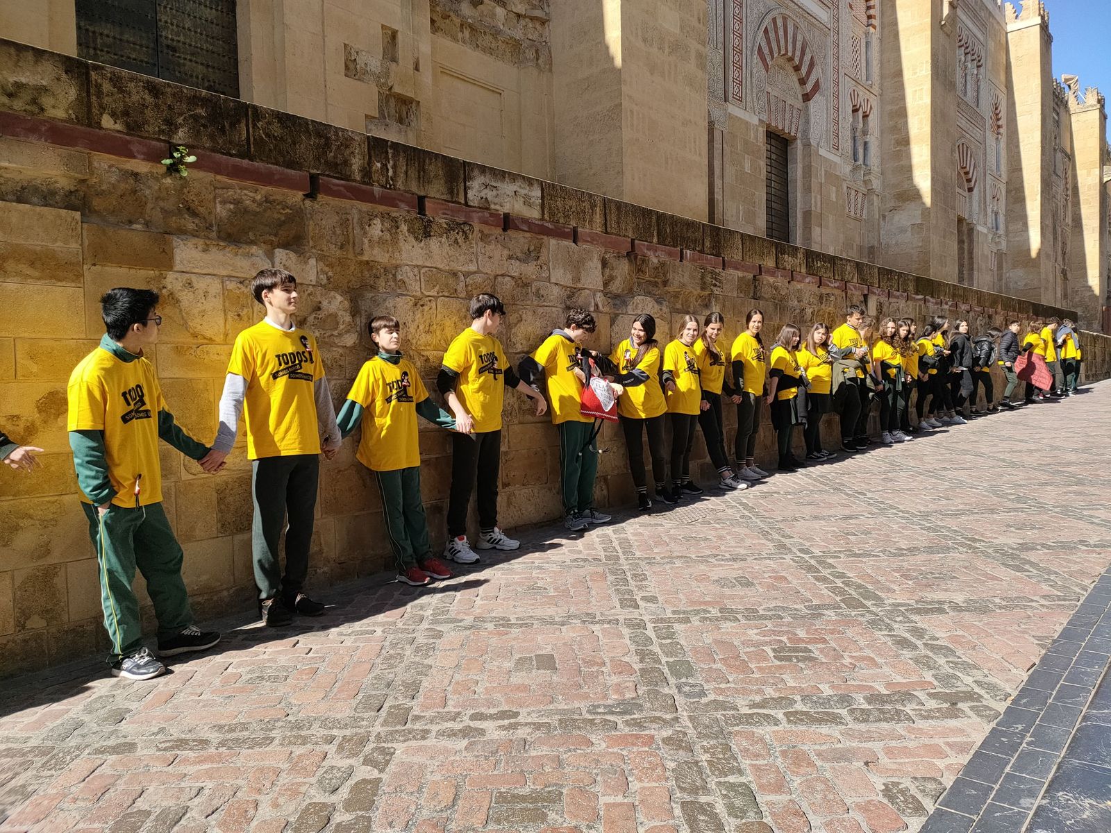 Participantes del Abrazo a la Mezquita-Catedral de Córdoba del año pasado.