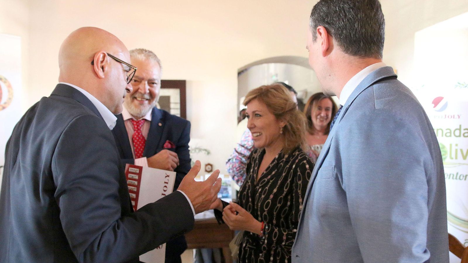 Una treintena de agentes del sector, representantes de todos los eslabones de la cadena, a su llegada a la jornada. Una treintena de agentes del sector, representantes de todos los eslabones de la cadena, a su llegada a la jornada.