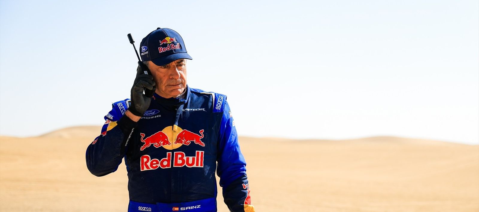 Carlos Sainz, protagonista negativo de la etapa, conversa por teléfono tras acabar la etapa del Dakar.