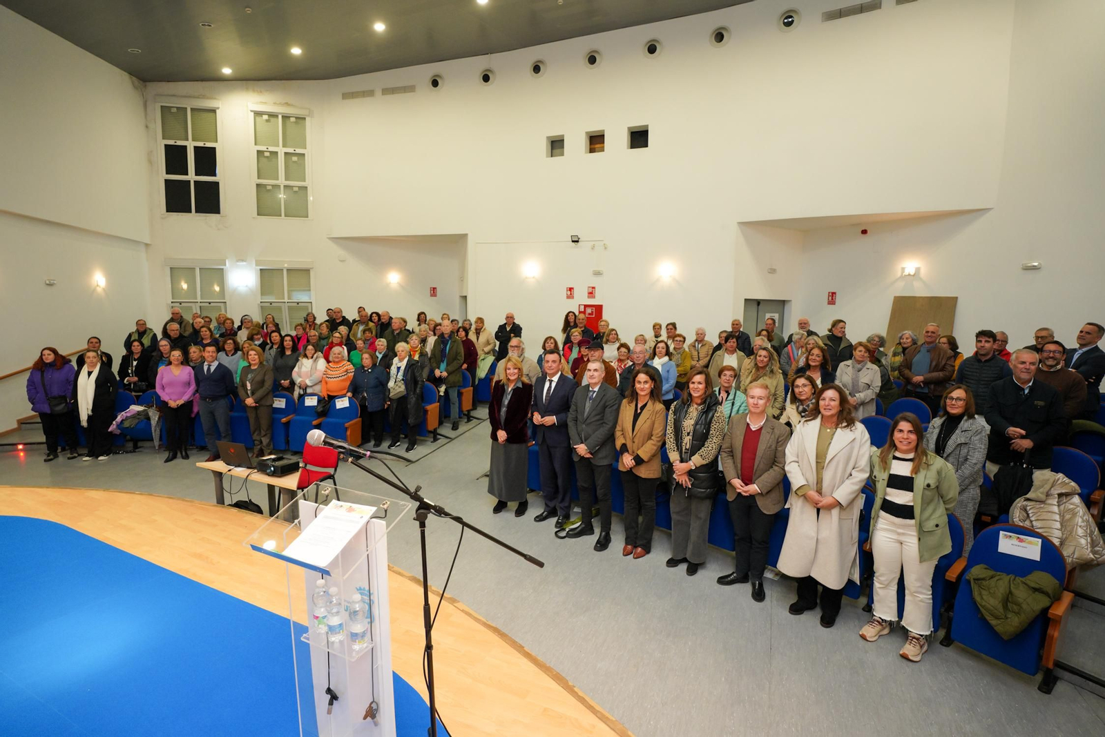 Foto de familia en la jornada de envejecimiento activo.