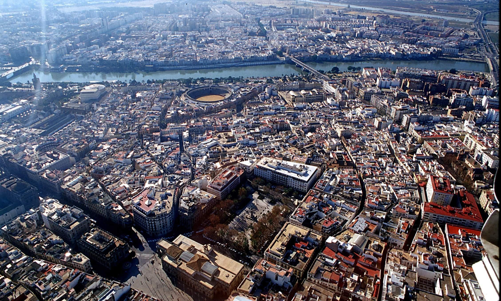 Vista aéra del centro histórico de Sevilla y Triana.