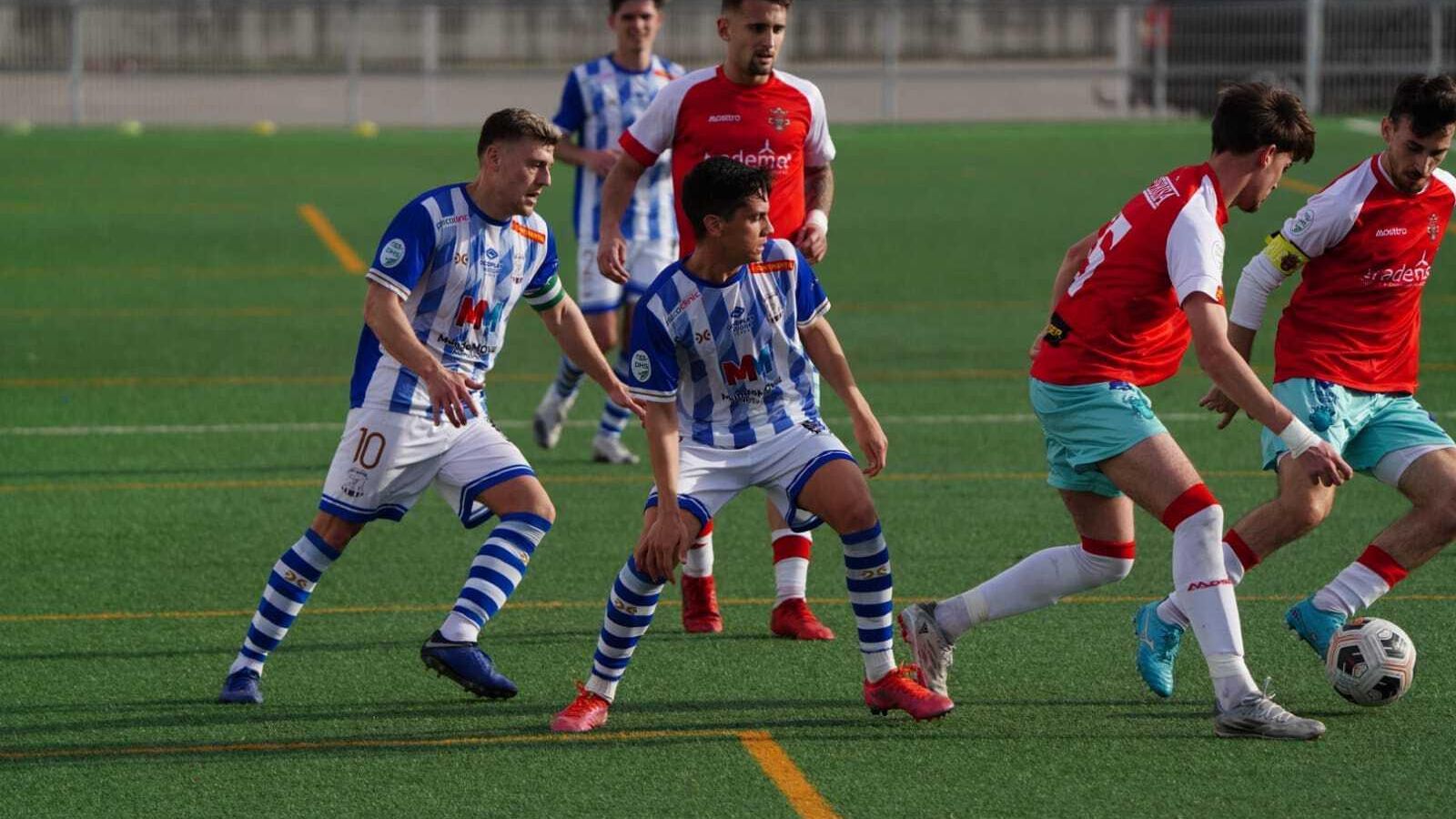 Juanjo y Antonio Jesús persiguen a un contrario.