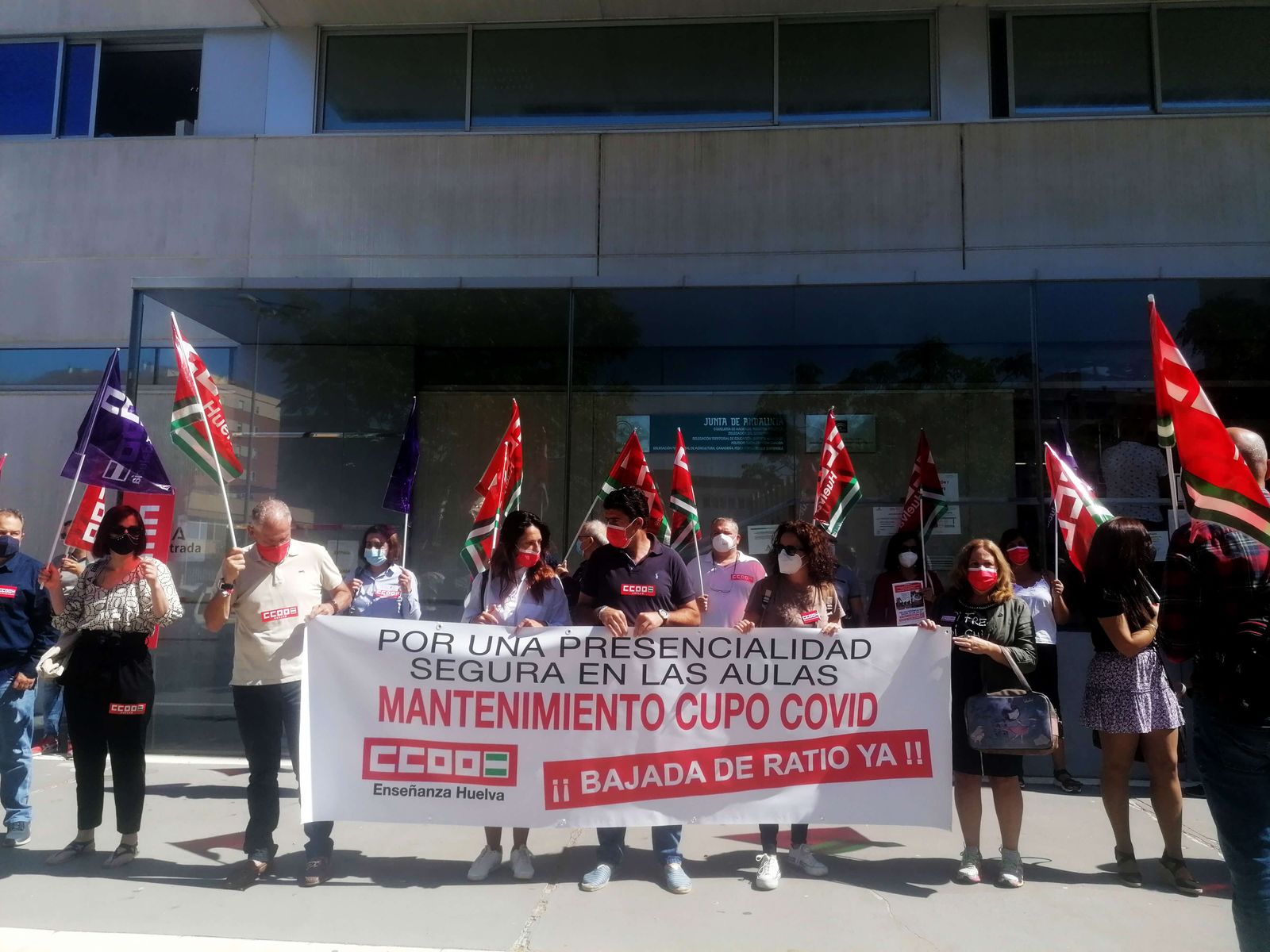 Concentración de CCOO a las puertas de la Delegación de Educación.