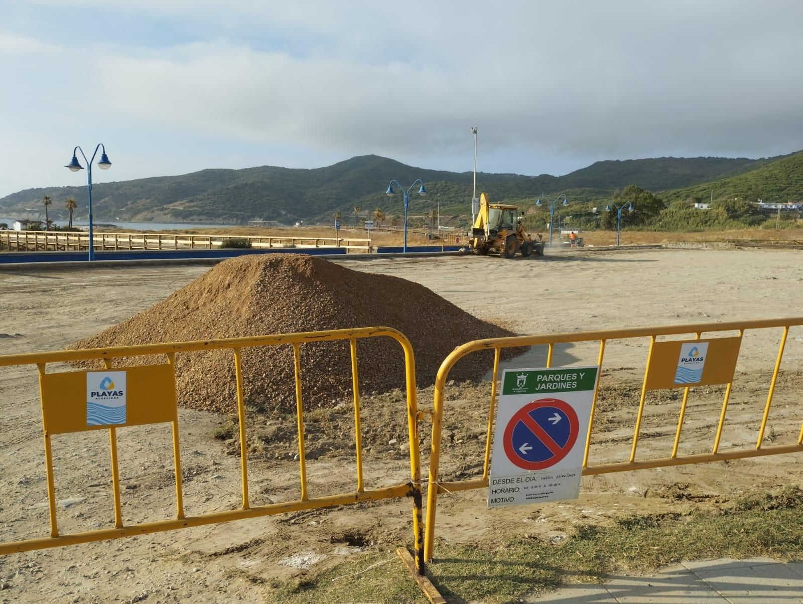 Labores de saneado de la parcela de Getares, este martes.