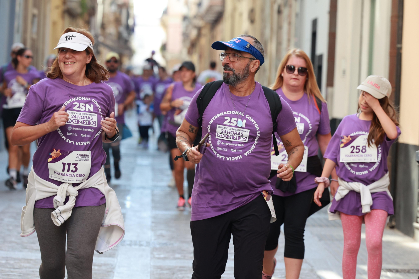 Todas las imágenes de la carrera contra la violencia de género en Cádiz