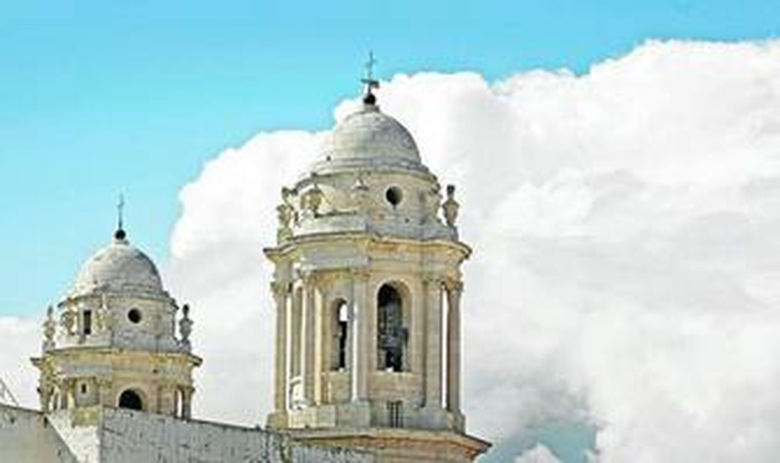 Imagen de las torres que coronan la fachada principal de la Catedral.