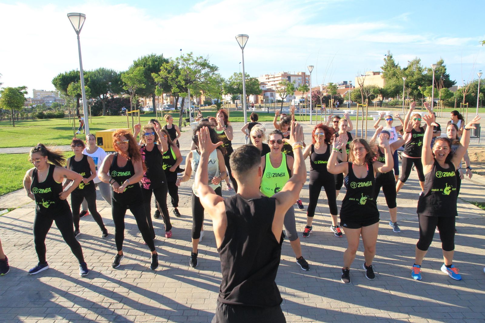 Mujeres durante la sesión de zumba en el Parque Antonio Machado.