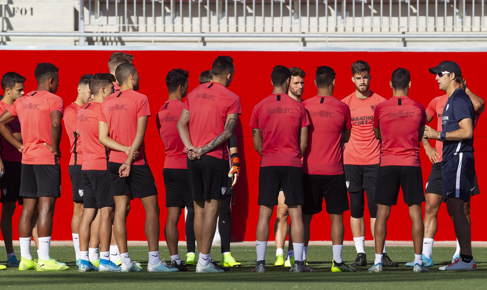 Julen Lopetegui se dirige a la plantilla después de la dura derrota en el Camp Nou.