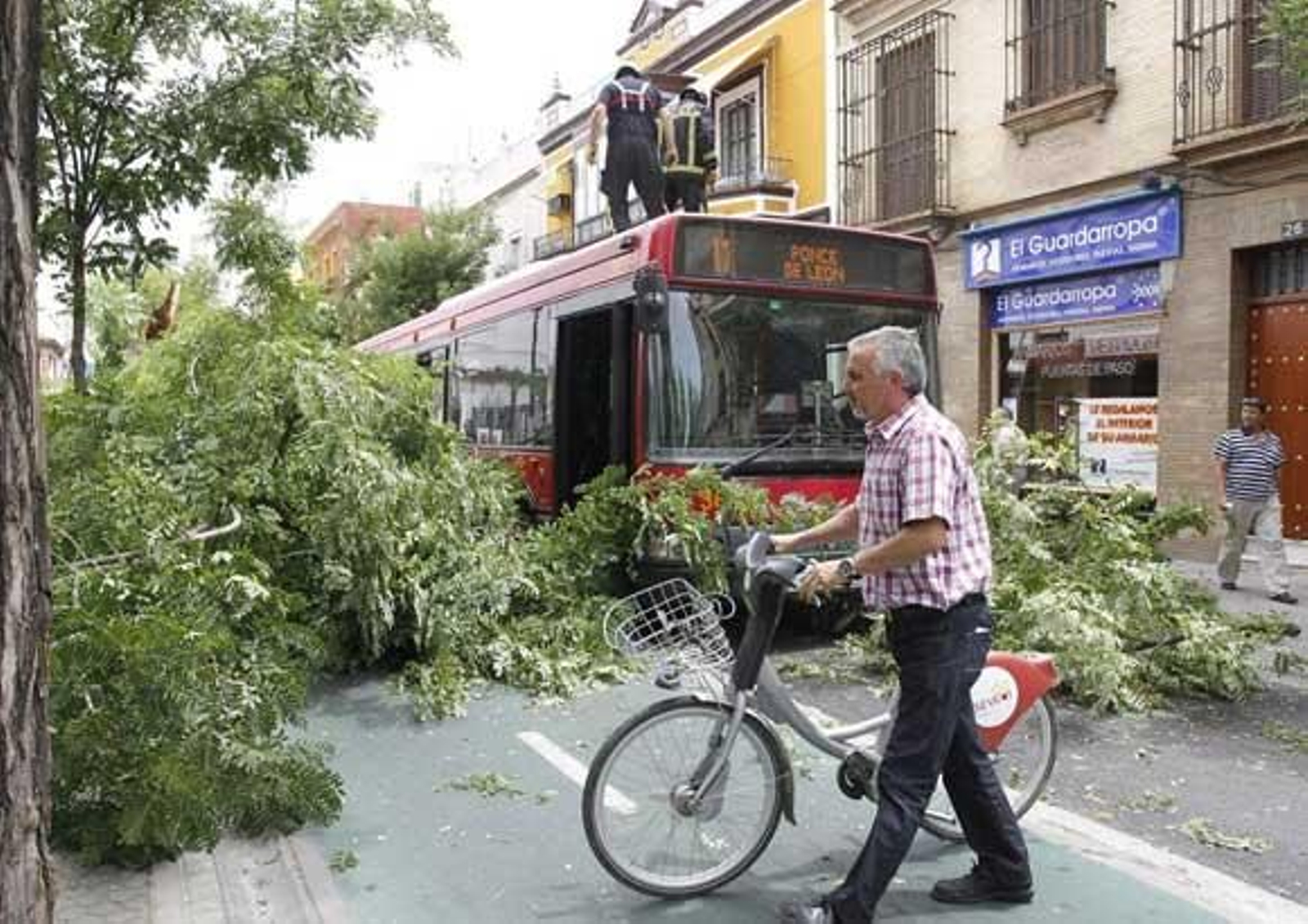 Fuertes vientos provocan más de 60 incidencias en sólo media hora